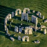 Stonehenge devient encore plus mystérieux : Découverte d'un immense anneau de fosses souterrain