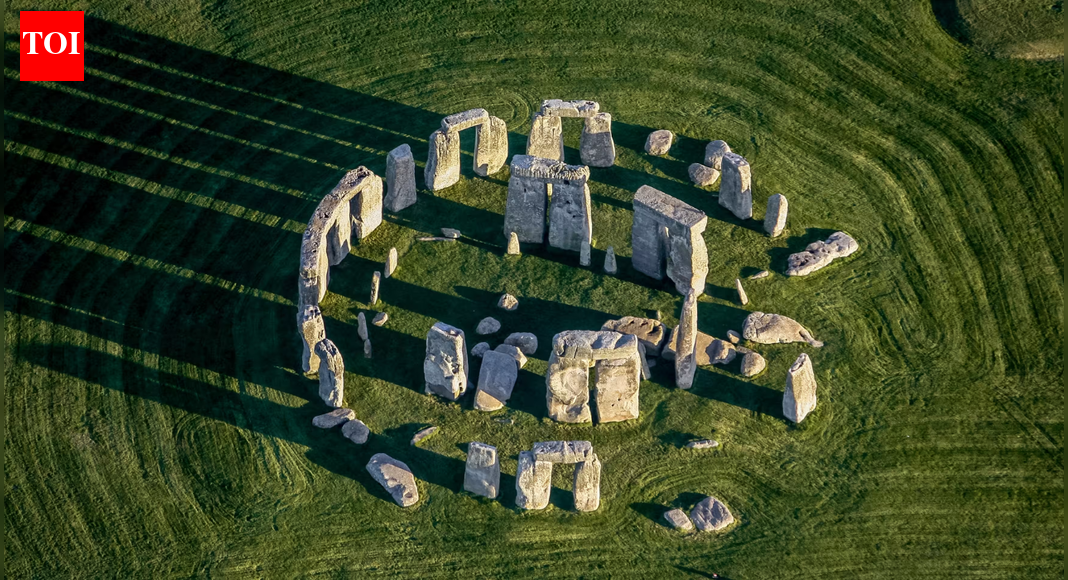 Stonehenge devient encore plus mystérieux : Découverte d'un immense anneau de fosses souterrain