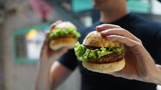 Les repas copieux et les grignotages non conscients sont parmi les principales causes de prise de poids.