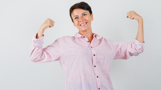 Un coach sportif encourage les femmes de plus de 35 ans à intégrer la musculation.