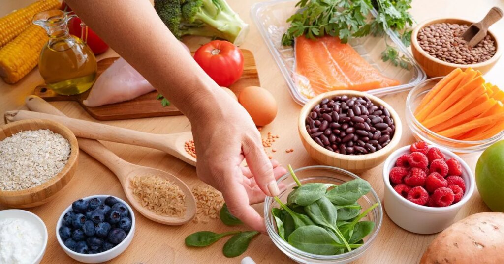 Un professeur de longévité révèle le secret d'une alimentation pour rester jeune : consommez 'peu' de cet aliment !