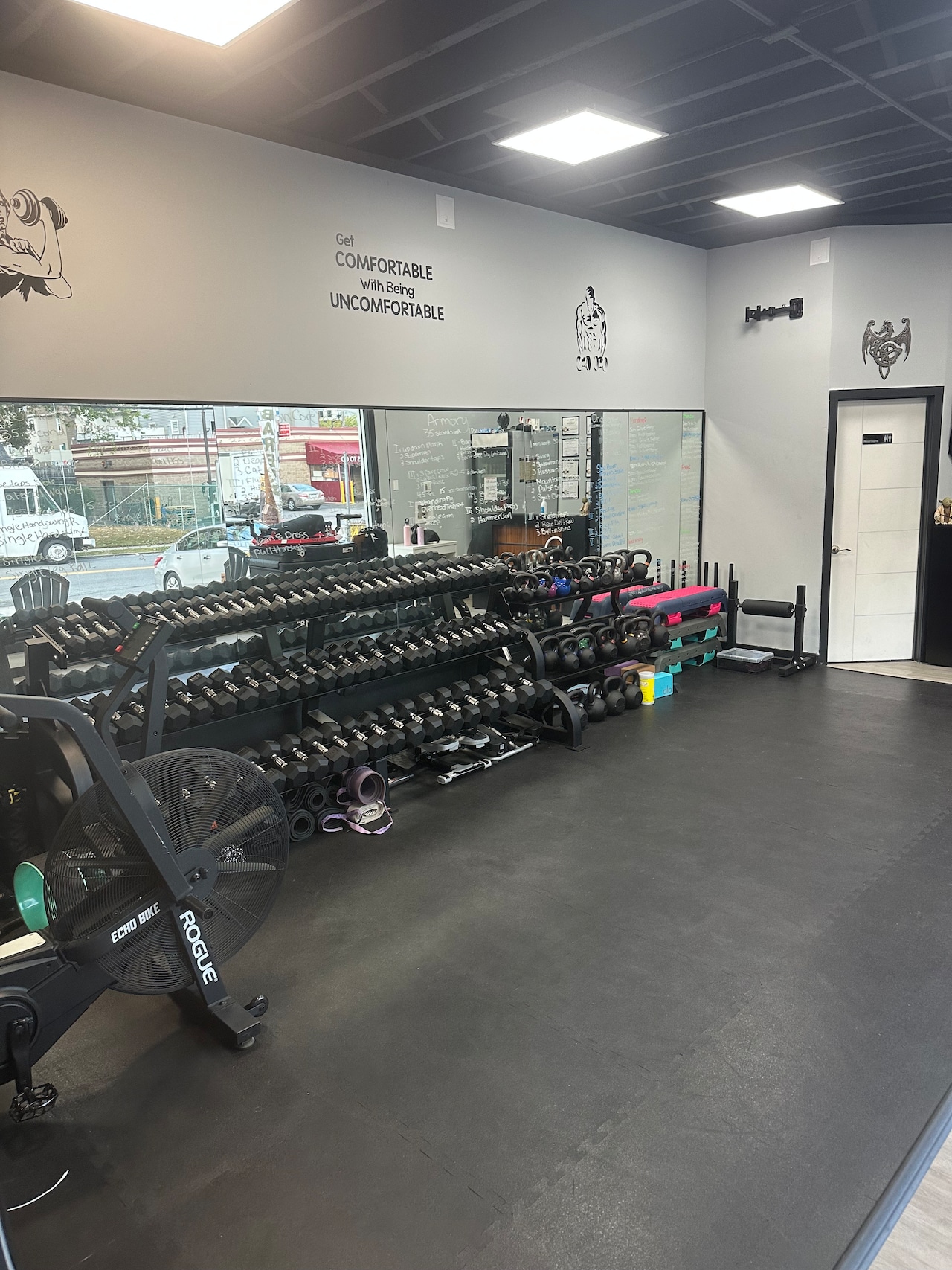 Defiant Fitness Co. propose des cours de kickboxing, des entraînements de force fonctionnelle et d'autres activités