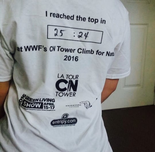 T-shirt de course avec l'inscription, J'ai atteint le sommet en 25:24 lors de l'ascension de la Tour CN pour WWF.