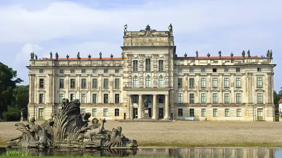 Vue sur la façade et l'entrée du château de Ludwigslust