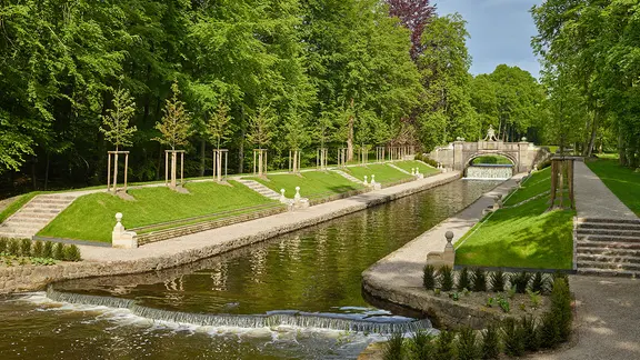 Un cours d'eau dans le parc du château à Ludwigslust.