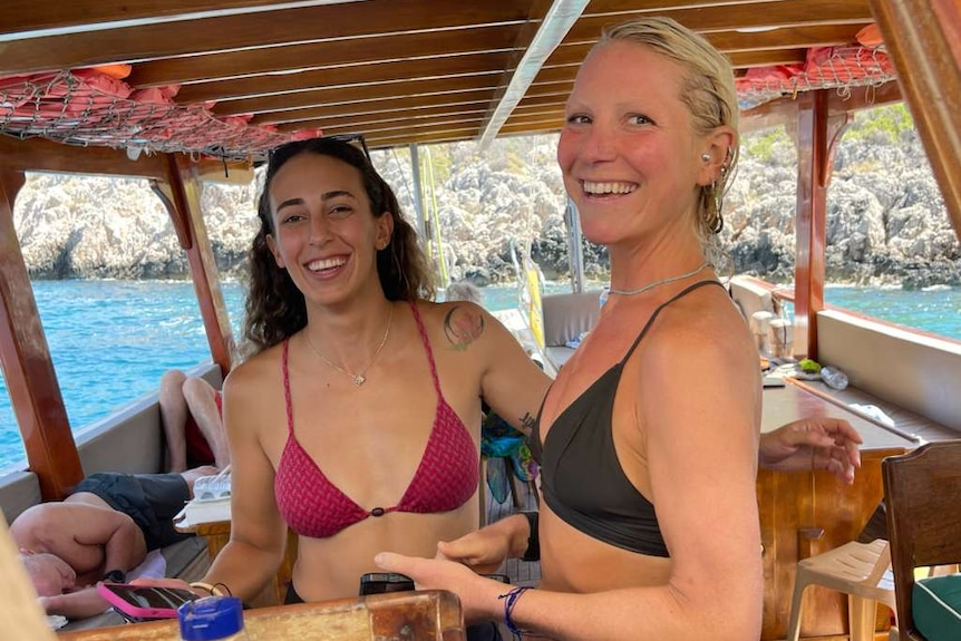 Ilgen Ilter et Aoife Doran souriant sur un bateau