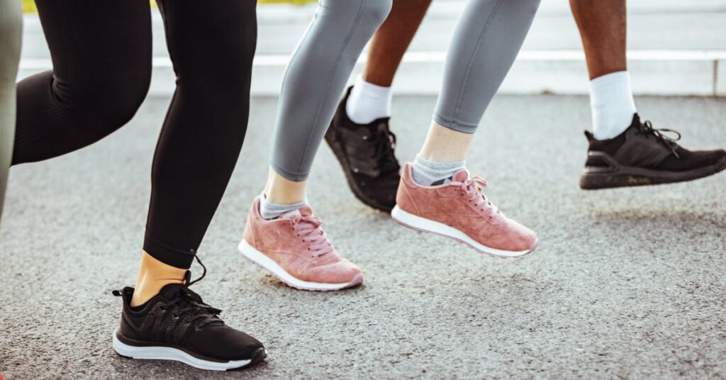Découvrez le Rucking : la tendance de marche à tester d'urgence !