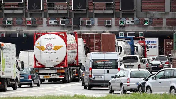 Embouteillage devant le tunnel de l'Elbe à Hambourg