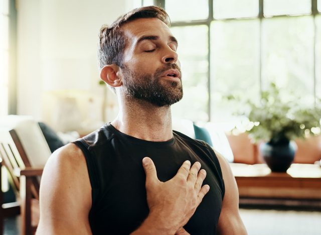 Yoga, homme méditant à domicile pour le bien-être