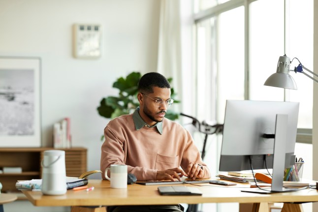 Freelance utilisant un ordinateur à domicile