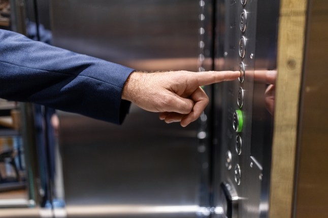 Gros plan d'un homme d'affaires utilisant un ascenseur d'hôtel