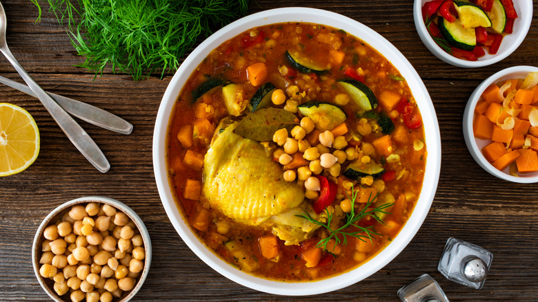Soupe de légumes frais avec lentilles et pois chiches