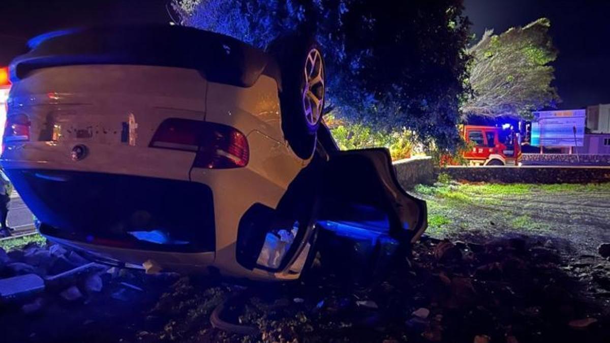 Voiture retournée après une collision à Tinajo