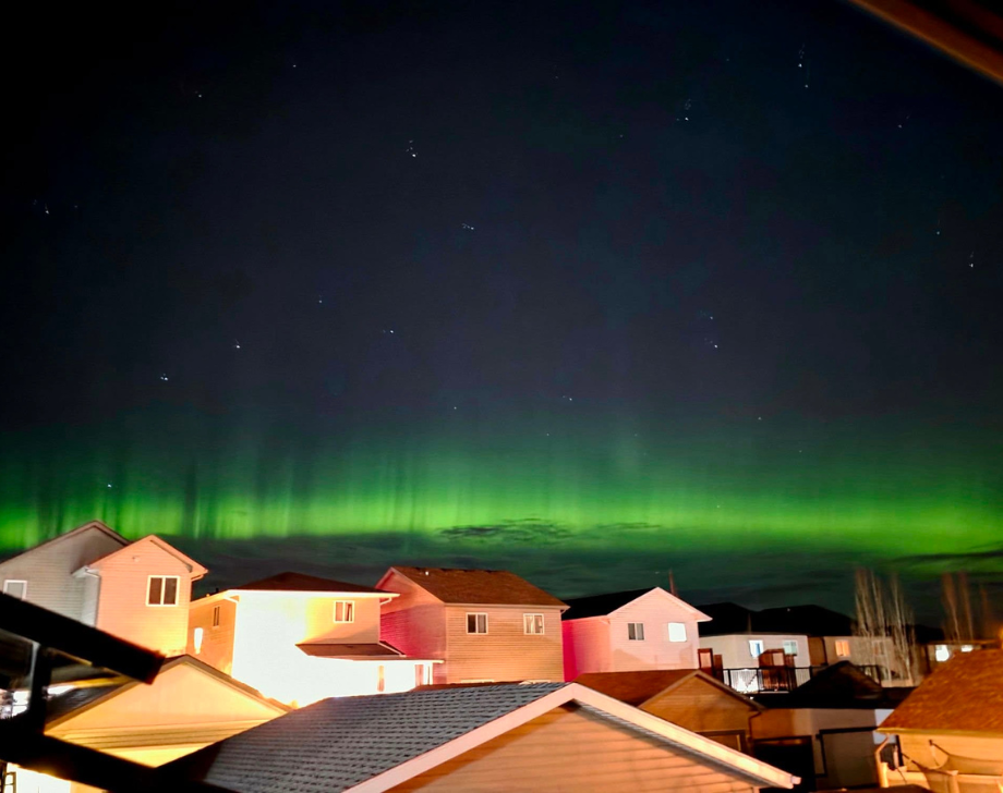 Les aurores liées à la tempête géomagnétique éclairent le ciel d'Airdrie. Photo / Malgorzata Primeau