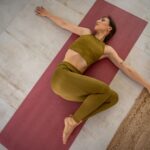 Un ostéopathe recommande un étirement quotidien de trois minutes pour réparer les dégâts causés par la position assise prolongée.