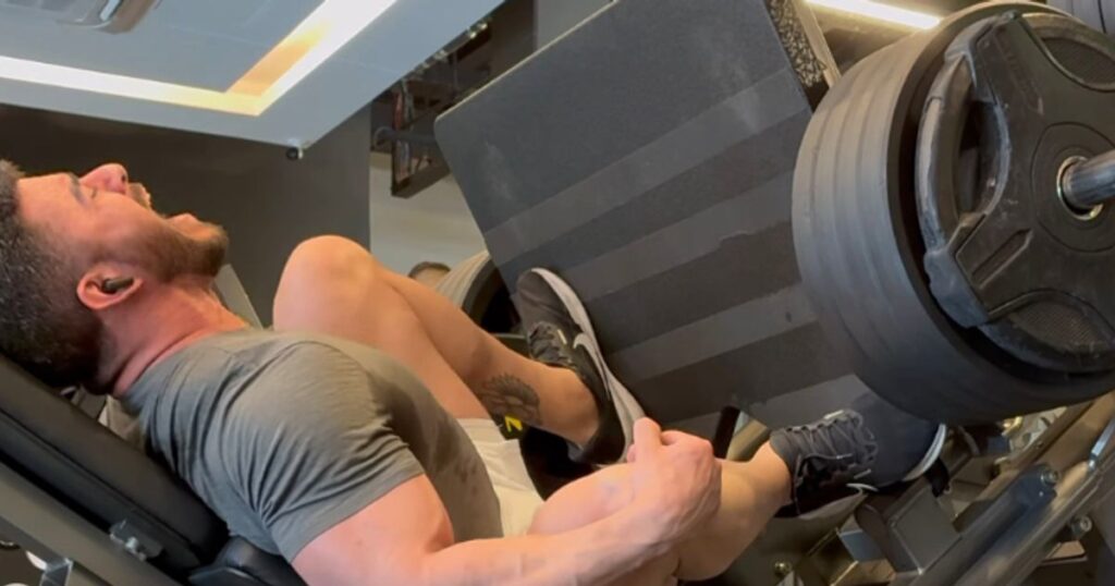 Un bodybuilder hurle de douleur après une terrible blessure lors d'une presse à cuisses de 900 lb