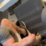 Un bodybuilder hurle de douleur après une terrible blessure lors d'une presse à cuisses de 900 lb