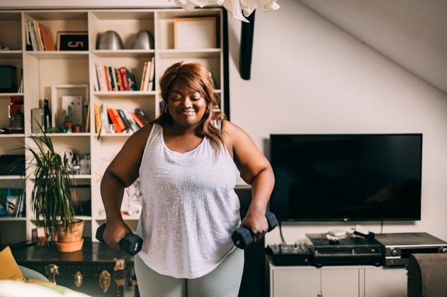 Femme s'exerçant à domicile