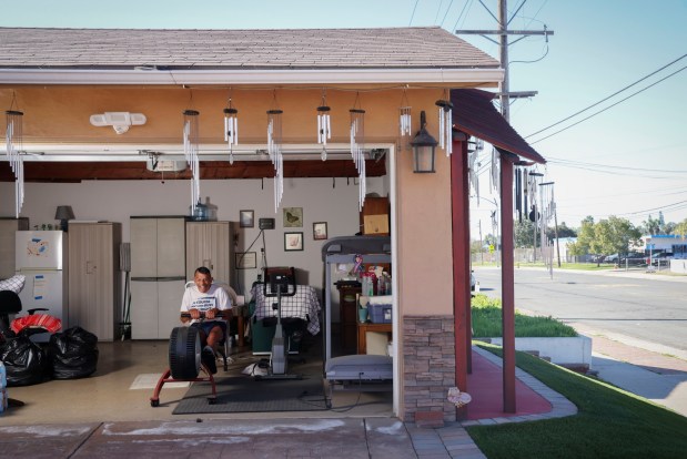 Peter Saccone, 82 ans, s'entraîne dans son garage chez lui à Lemon Grove.