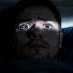 À la tombée de la nuit : les mystères du cerveau qui s'excite avant le sommeil et les astuces pour apaiser son esprit