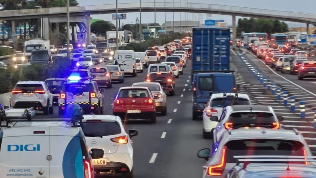 Accident entre camion de matières dangereuses et voiture entraîne des embouteillages sur la GC-1
