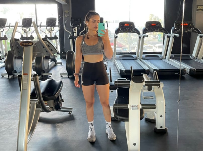 Une femme sportive prend un selfie en pleine séance d'entraînement