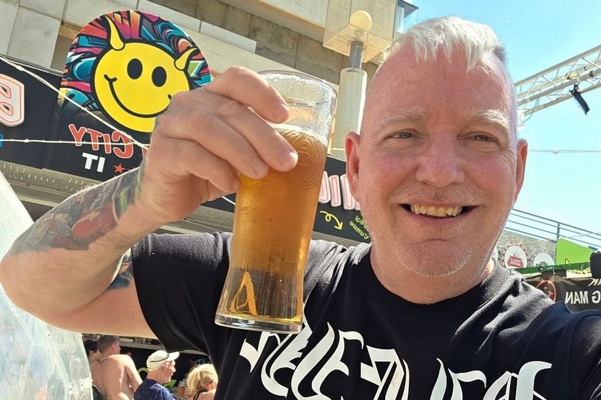 Frank a développé une entreprise de voyage prospère et travaille souvent à Benidorm