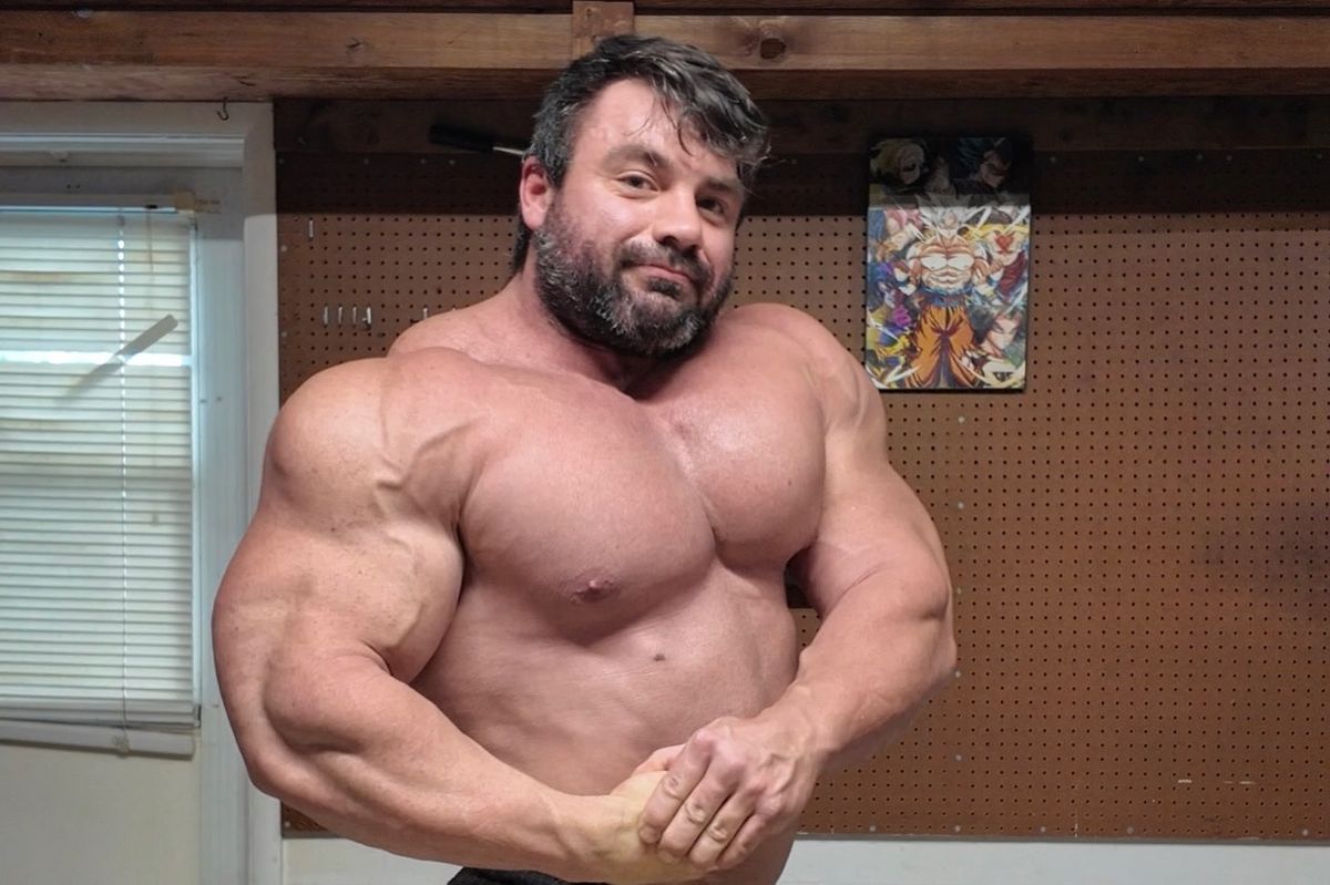 Jason Lowe en train de flexer ses muscles