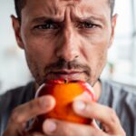 Découvrez comment votre alimentation peut influencer vos émotions : révélations scientifiques sur le lien entre nutrition et bien-être.