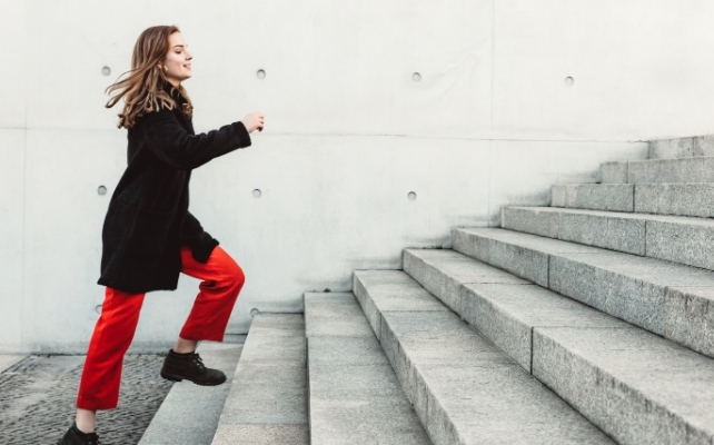 Femme courant dans les escaliers