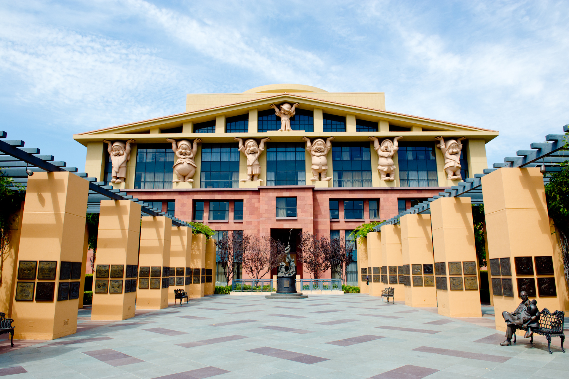 Disney lance un nouveau poste de responsable marketing et de marque avec Asad Ayaz à sa tête