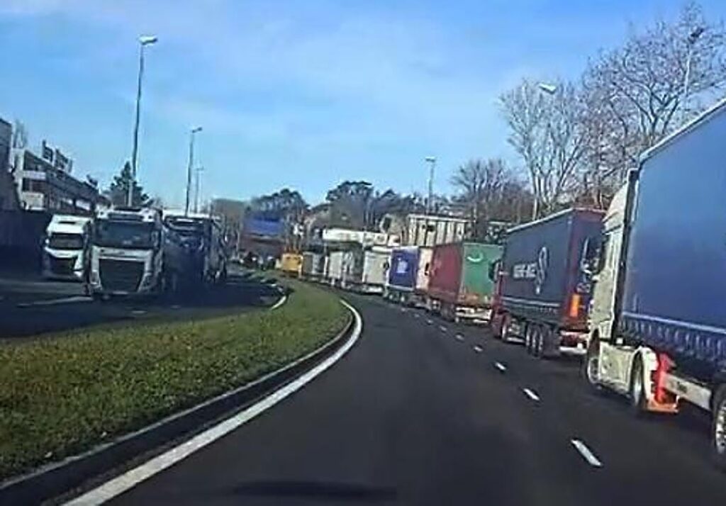 Embouteillages de camions sur la N-121-A suite à la fermeture de la muga de Biriatou
