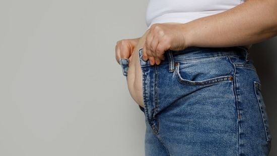 La graisse abdominale peut sembler tenace mais, avec quelques astuces, vous pouvez la perdre efficacement.