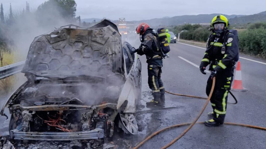 Incendie spectaculaire d'une voiture sur l'AP-7 à Castellón