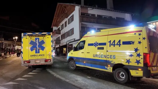 Ambulances stationnées près du site de l'incendie