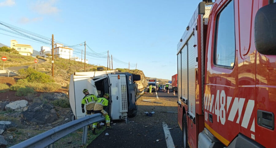 Intervention des pompiers à Tenerife après le renversement d'un camion sur la TF-1