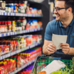 Je suis devenu chef privé pour milliardaires : 7 aliments qu'ils évitent, que les familles de la classe moyenne jugent sains.
