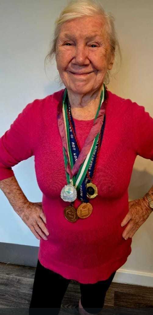 Val Bailey, résidente de Lever Edge Care Home, avec ses médailles de course