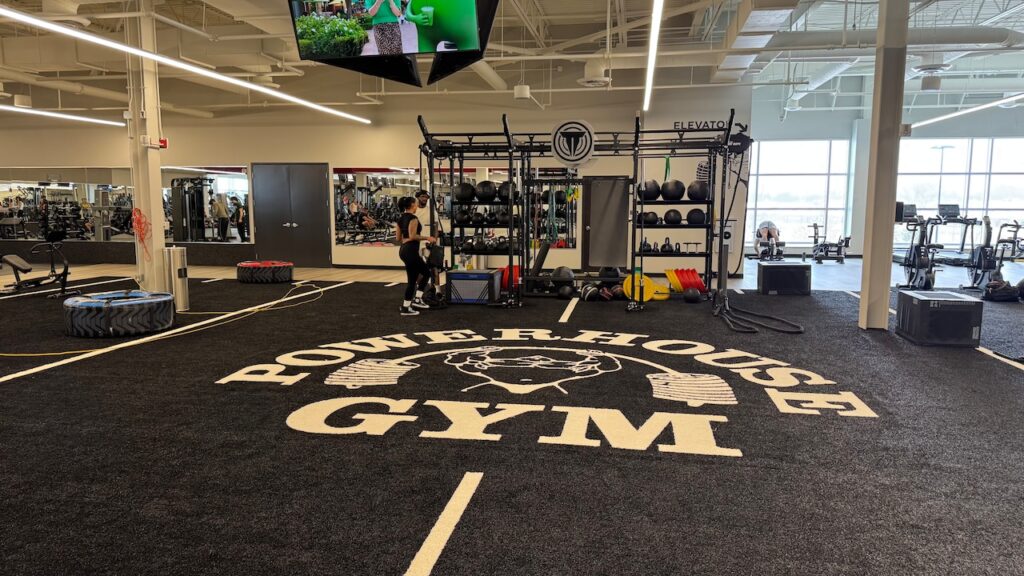 Le Michigan accueille le plus grand Powerhouse Gym au monde, débordant d'équipements !