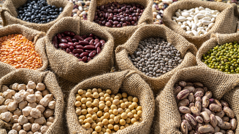 Sacs en jute remplis de pois chiches, lentilles, et autres légumineuses