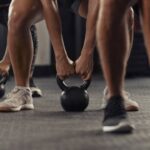 Les hommes et les femmes abandonnent les machines de gym : L'essor du fitness fonctionnel