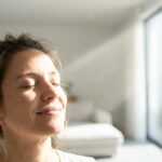Libérez-vous du regard des autres : découvrez la vraie signification de vos réactions et les secrets des psy pour s’émanciper.