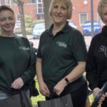 Membres de Crowthorne Slimming World font des dons à la banque alimentaire locale