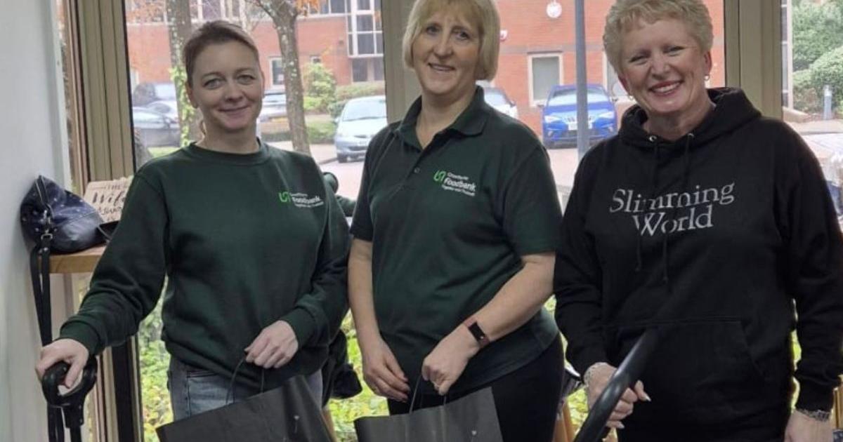 Membres de Crowthorne Slimming World font des dons à la banque alimentaire locale
