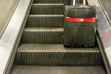 Image d'une valise dans un aéroport