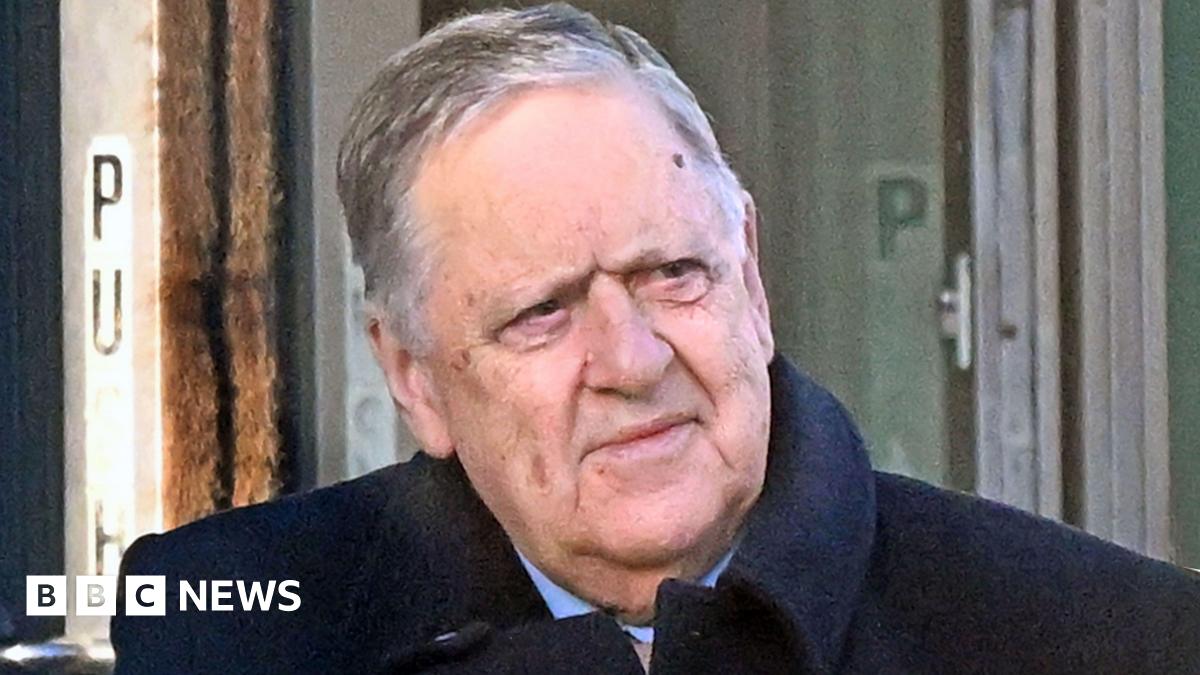 Procès pour agression de l'ancien professeur d'histoire William Lloyd-Lavery débute