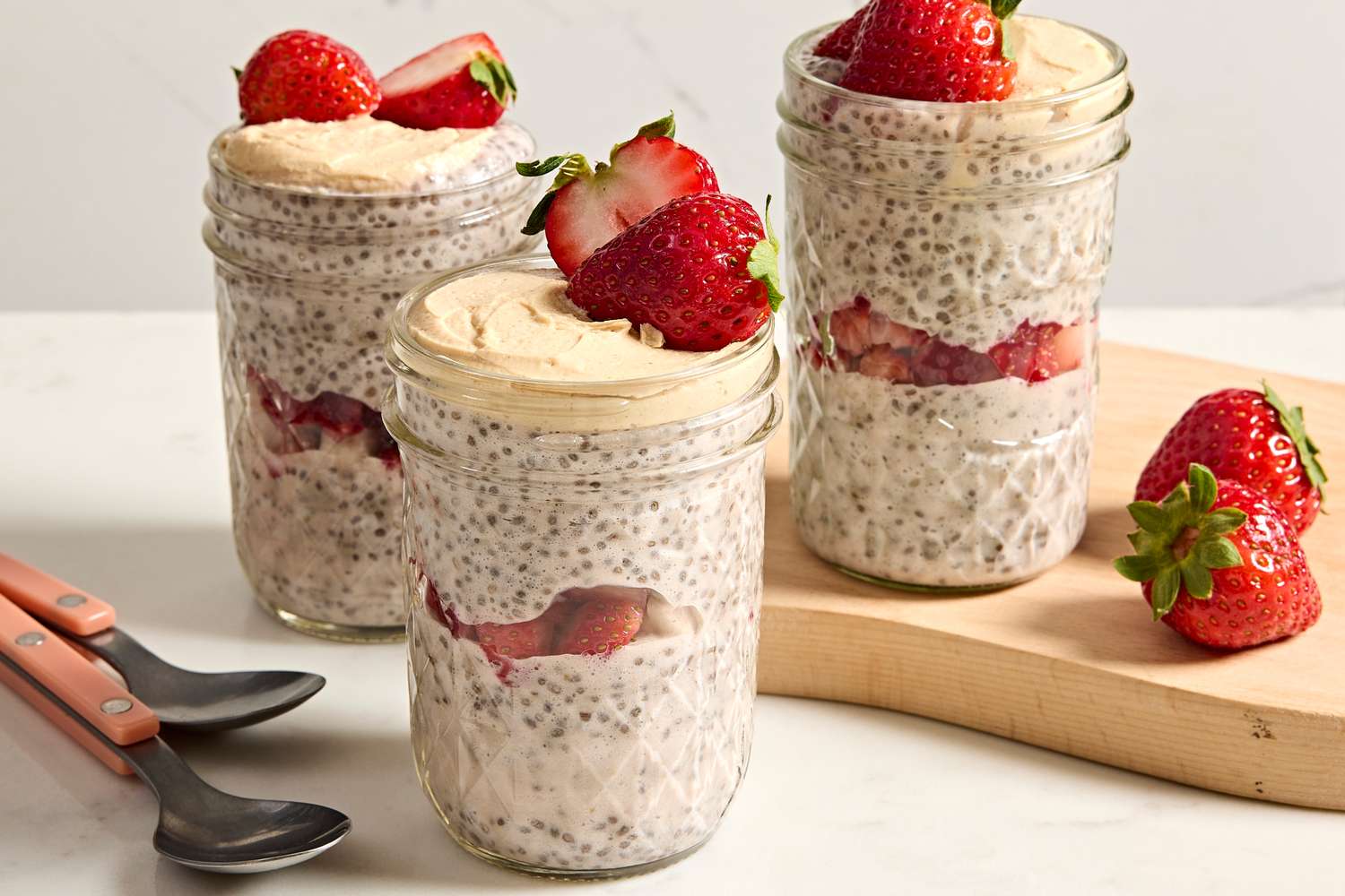 Pudding Chia Fraise-Crémeux au Beurre de Cacahuète