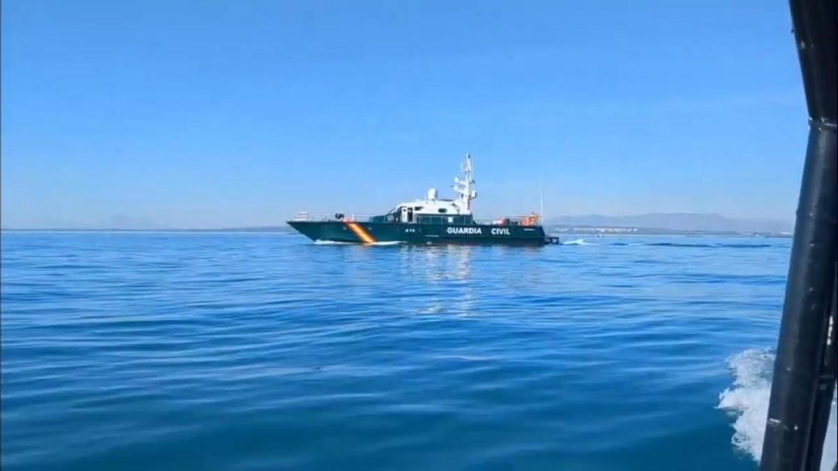 Recherche en mer et en air d'un marin perdu d'un voilier dérivant au large de Gandía
