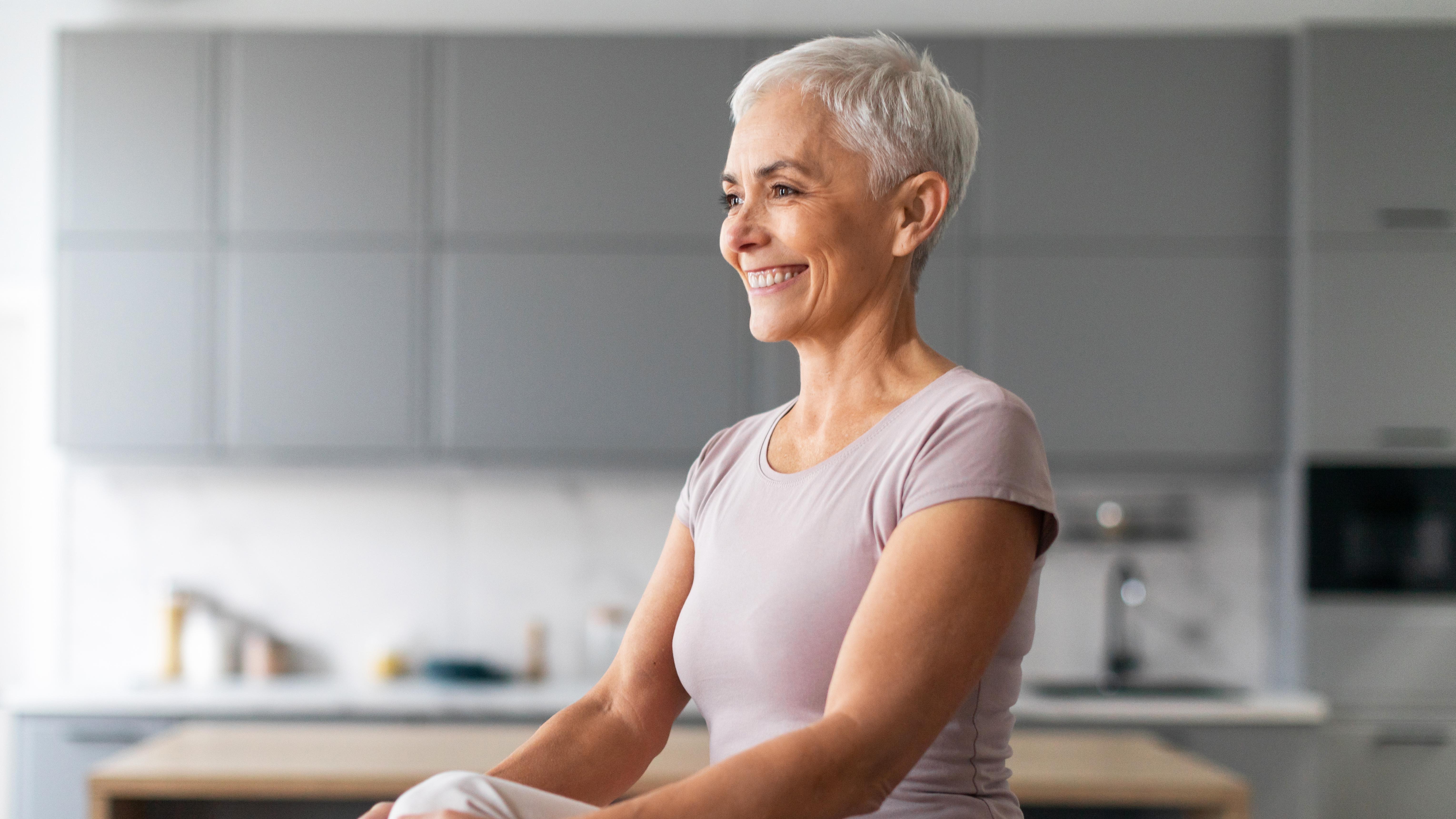 Une femme senior en train de faire de l'exercice