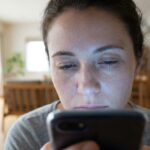 Téléphones : l'illusion de la détente qui nuit à votre cerveau (et les alternatives pour une vraie récupération)